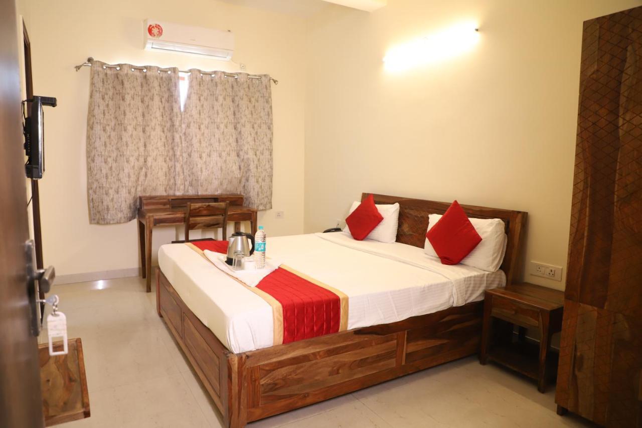 Hotel The York - Couple-Unfriendly Hotel Noida Exterior photo