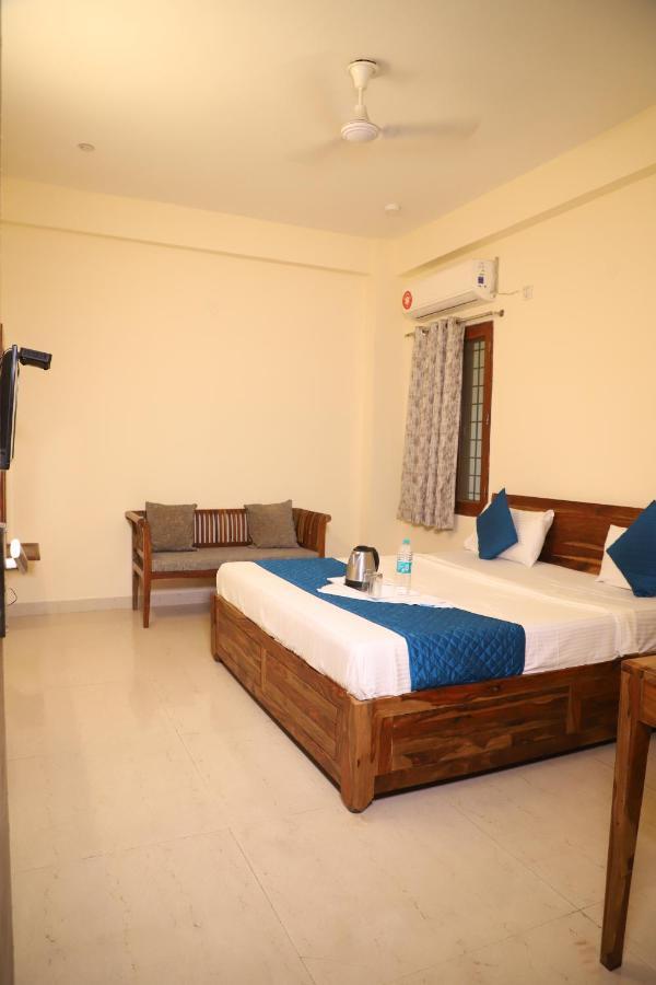 Hotel The York - Couple-Unfriendly Hotel Noida Exterior photo