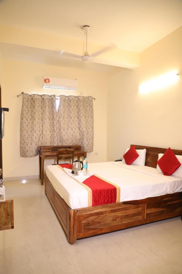 Hotel The York - Couple-Unfriendly Hotel Noida Exterior photo