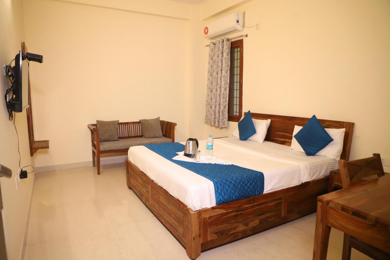 Hotel The York - Couple-Unfriendly Hotel Noida Exterior photo
