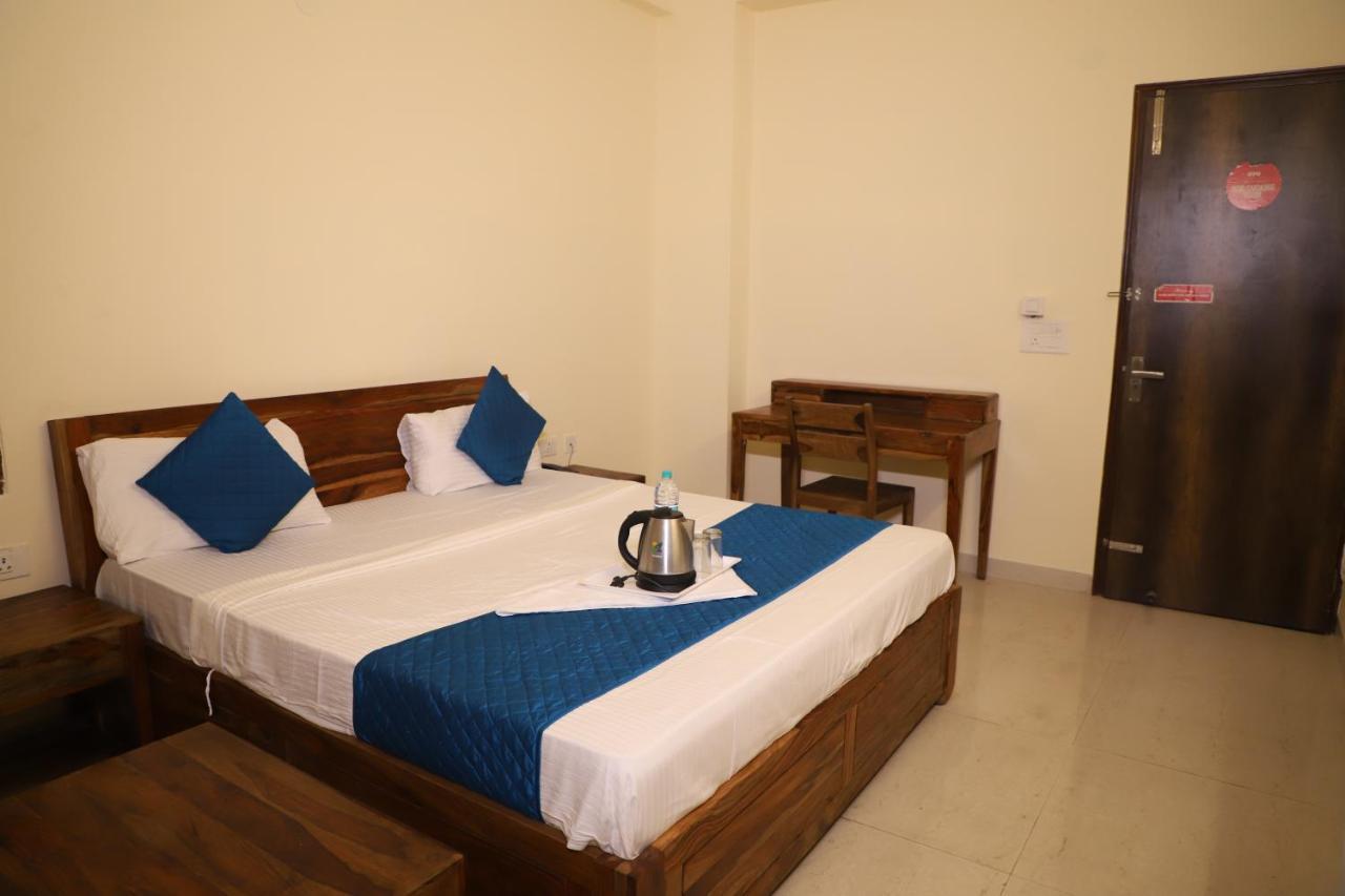 Hotel The York - Couple-Unfriendly Hotel Noida Exterior photo