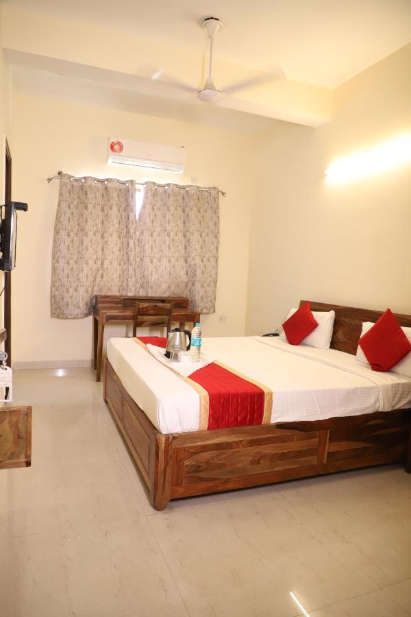 Hotel The York - Couple-Unfriendly Hotel Noida Exterior photo