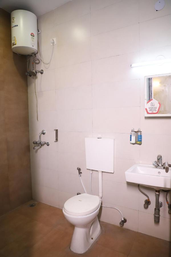Hotel The York - Couple-Unfriendly Hotel Noida Exterior photo