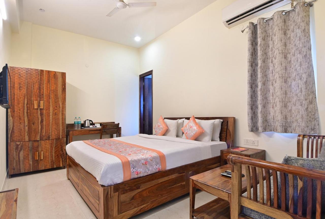 Hotel The York - Couple-Unfriendly Hotel Noida Exterior photo