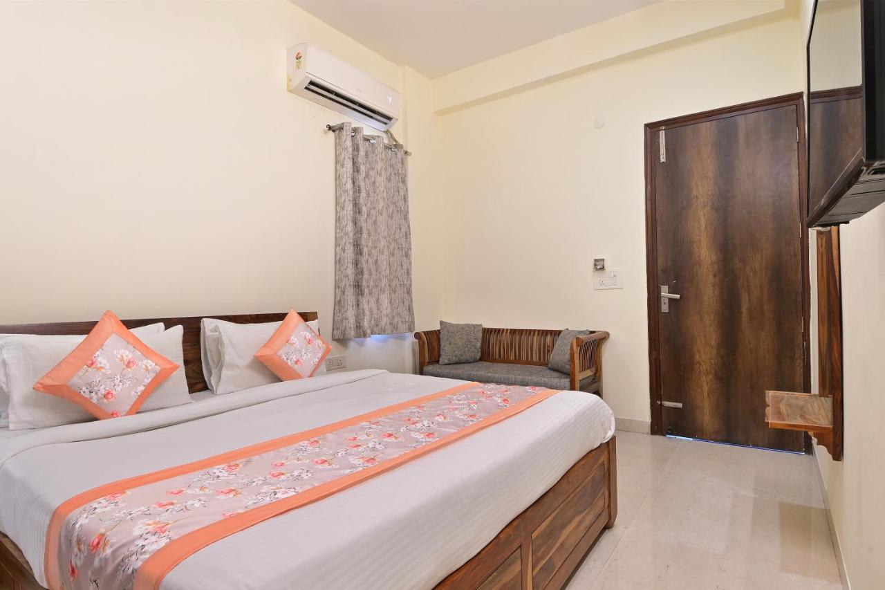 Hotel The York - Couple-Unfriendly Hotel Noida Exterior photo