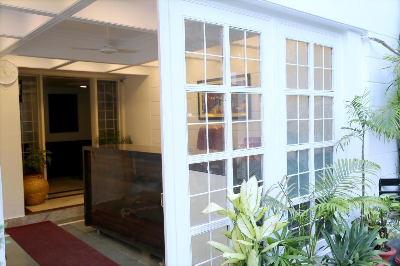 Hotel The York - Couple-Unfriendly Hotel Noida Exterior photo