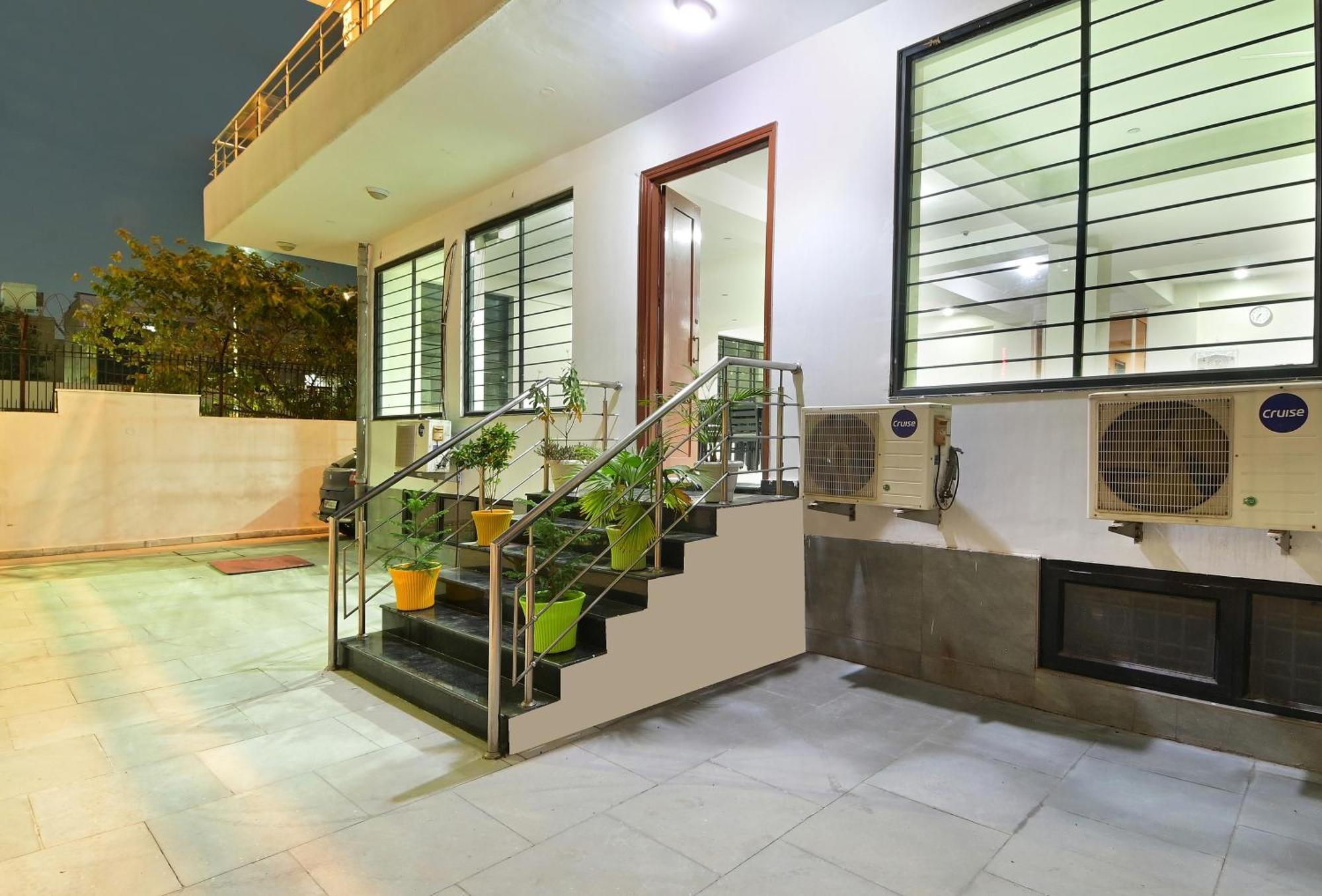 Hotel The York - Couple-Unfriendly Hotel Noida Exterior photo