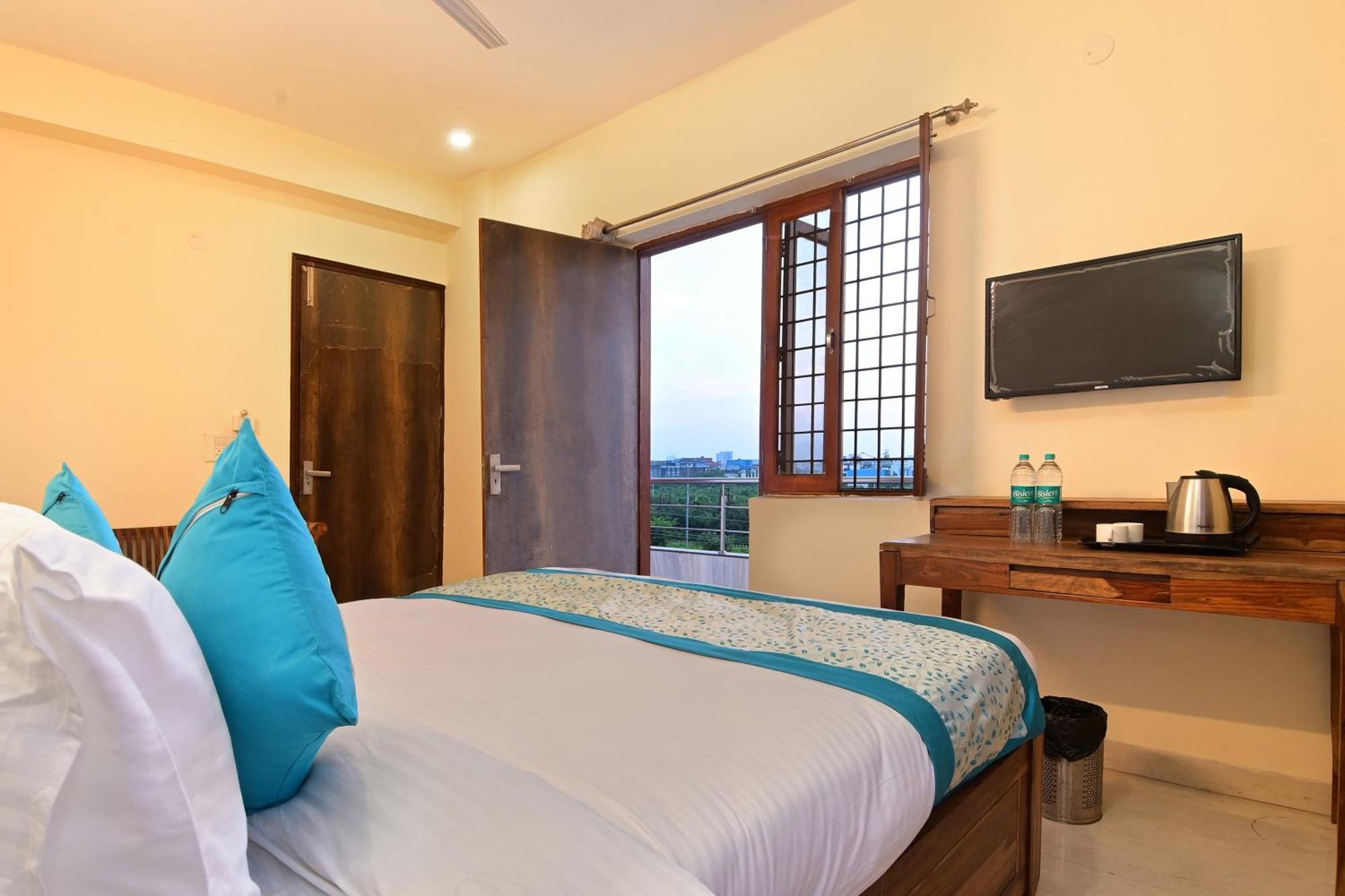 Hotel The York - Couple-Unfriendly Hotel Noida Exterior photo