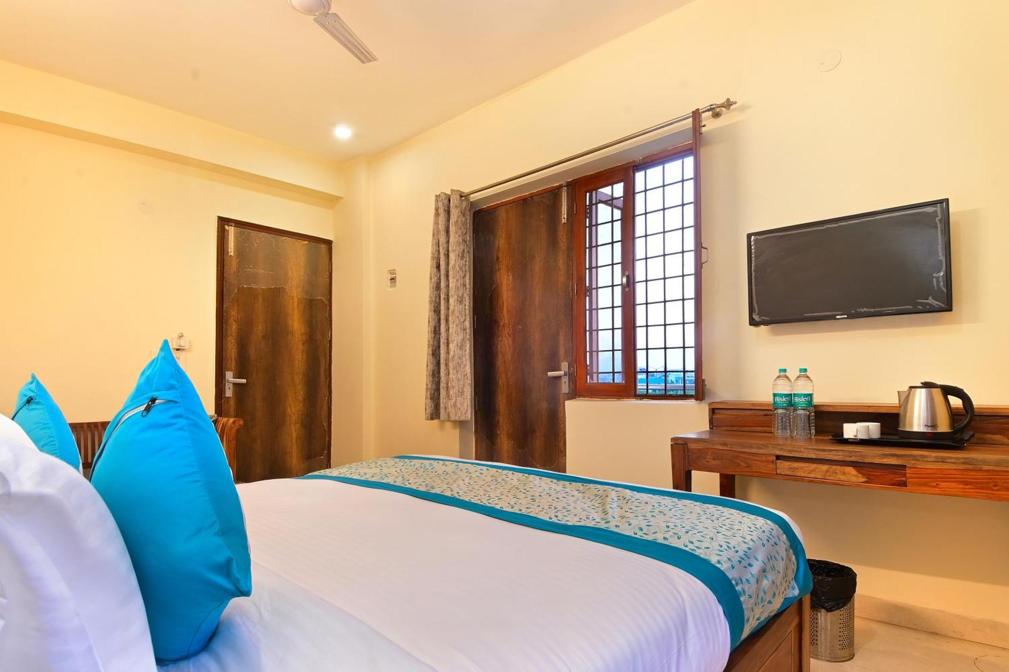 Hotel The York - Couple-Unfriendly Hotel Noida Exterior photo