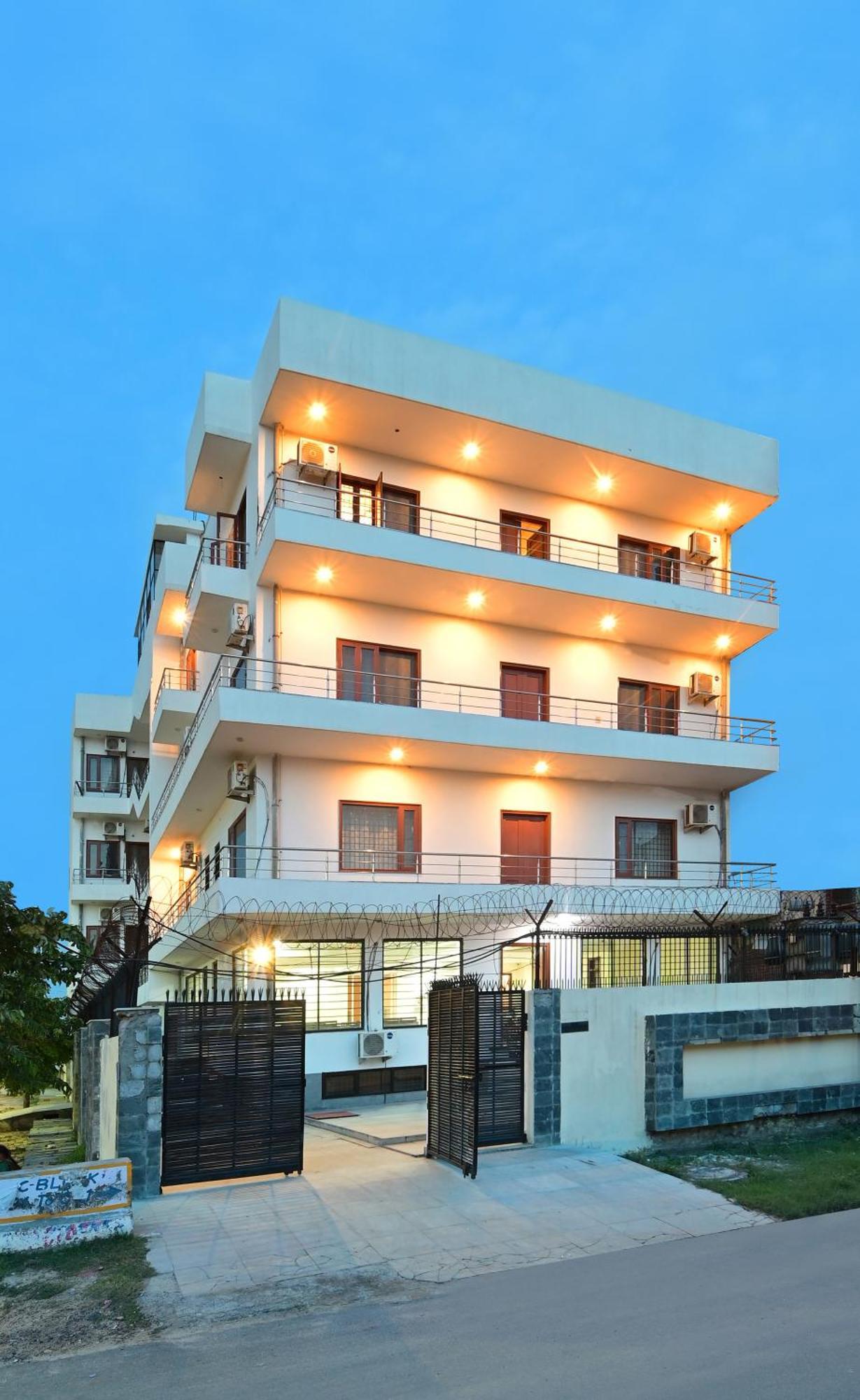 Hotel The York - Couple-Unfriendly Hotel Noida Exterior photo