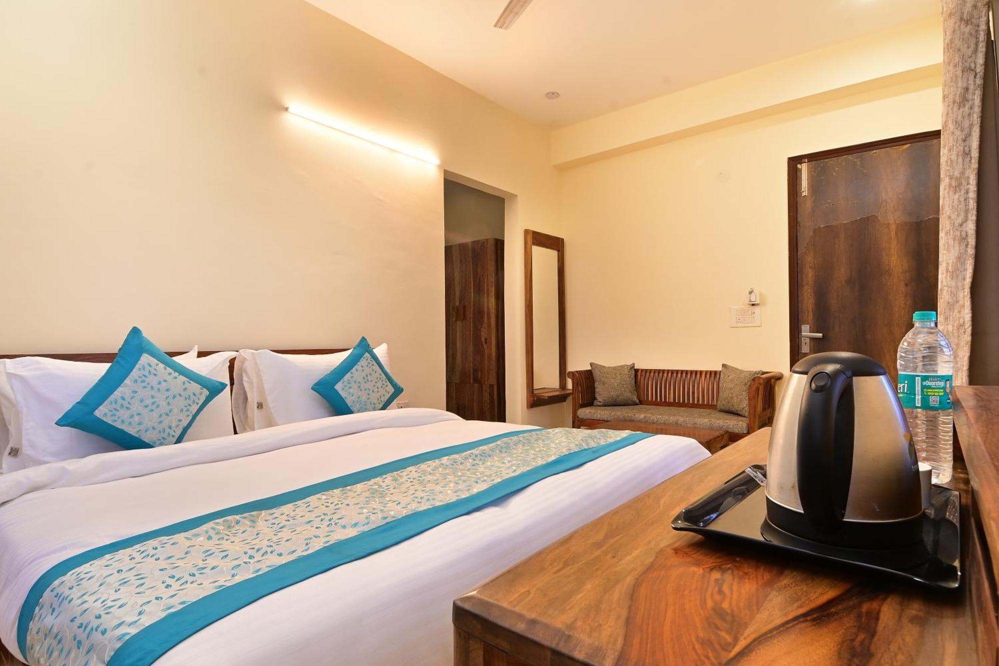Hotel The York - Couple-Unfriendly Hotel Noida Exterior photo