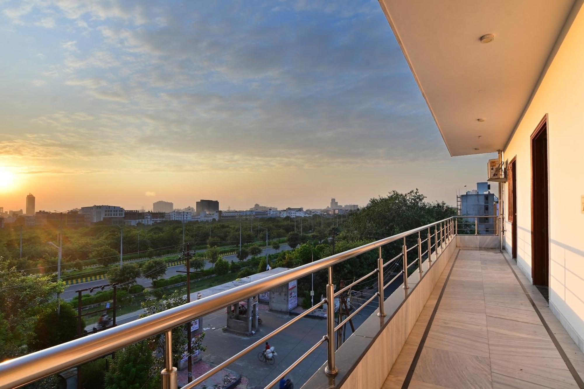 Hotel The York - Couple-Unfriendly Hotel Noida Exterior photo