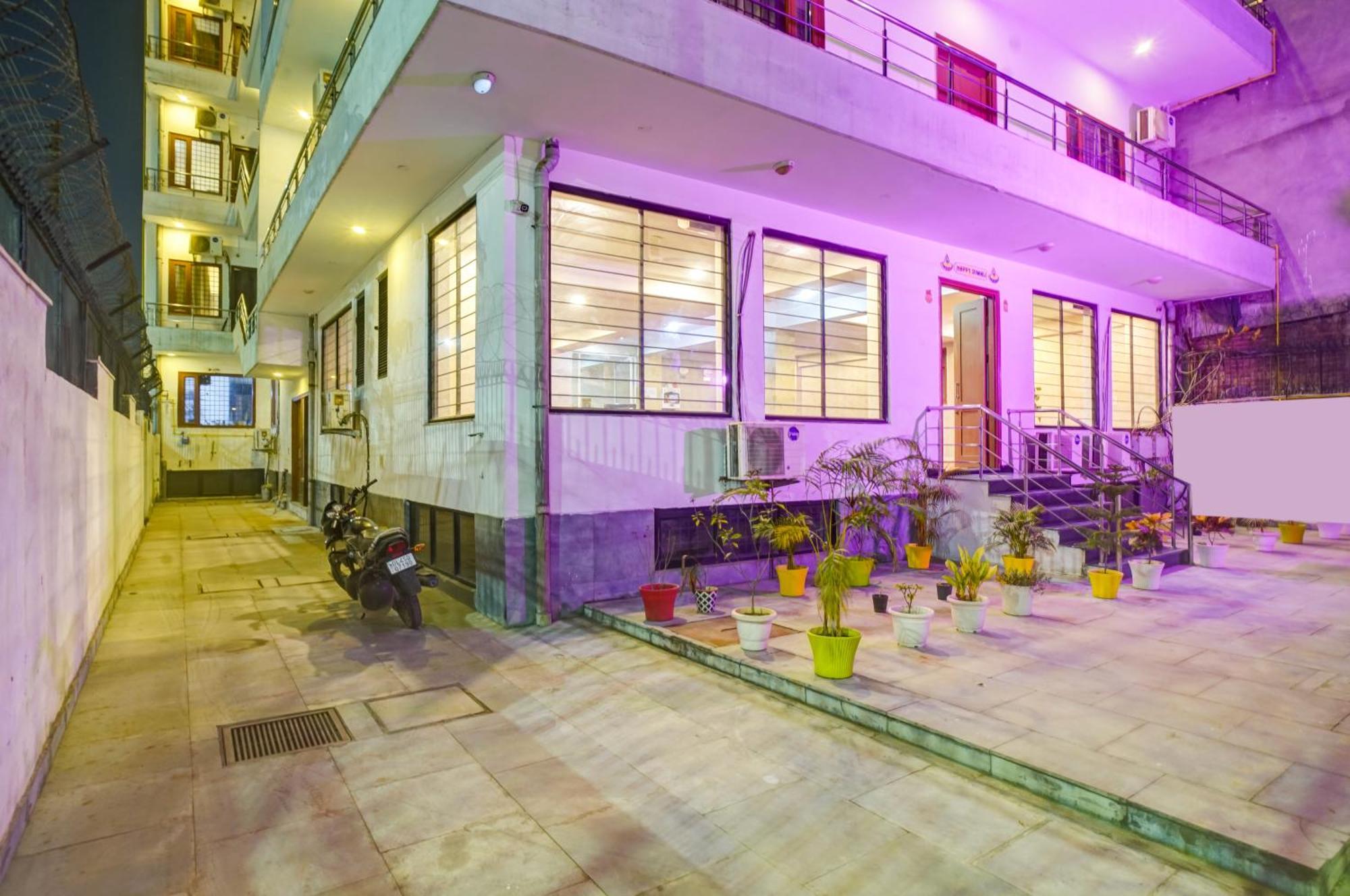 Hotel The York - Couple-Unfriendly Hotel Noida Exterior photo